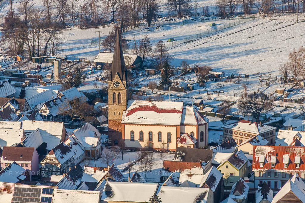 Luftbild: Winterlich schneebedeckte katholischen Kirche in der Dorfmitte in Steinweiler im Bundesland Rheinland-Pfalz in Deutschland. Foto: IMG_36299.jpg vom 03.01.2011 durch Werner Riehm/FLY-FOTO.de