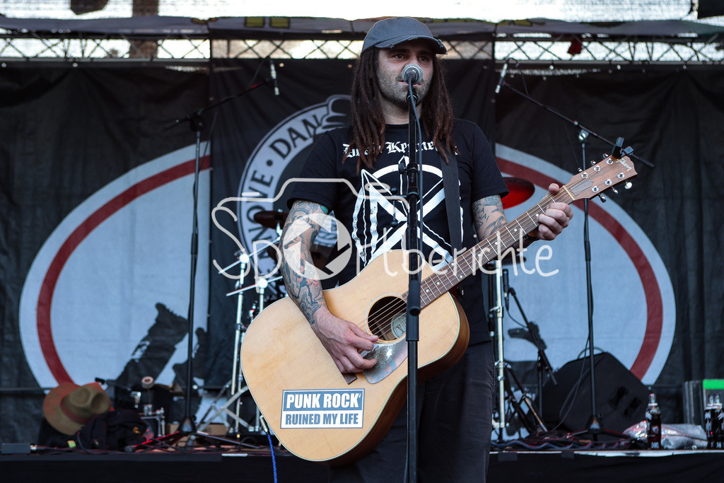 Sommer am Kiez | Dan GANOVE spielt vor "Die Kassierer" beim Augsburger Fesitval " Sommer am Kiez" auf seiner Gitarre, Vorband, Support