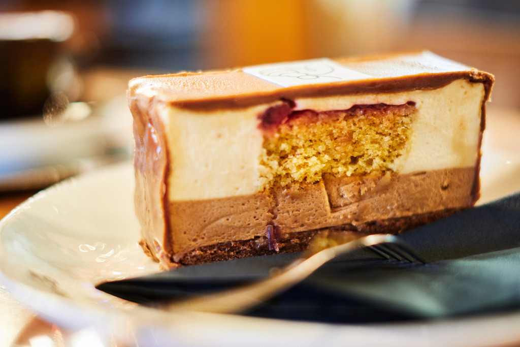 eine Melange und eine Hummelschnitte auf dem Tisch | WIen, Austria - March 31, 2022; Cafe Hummel; eine Melange und eine Hummelschnitte auf dem Tisch. - Realisiert mit Pictrs.com