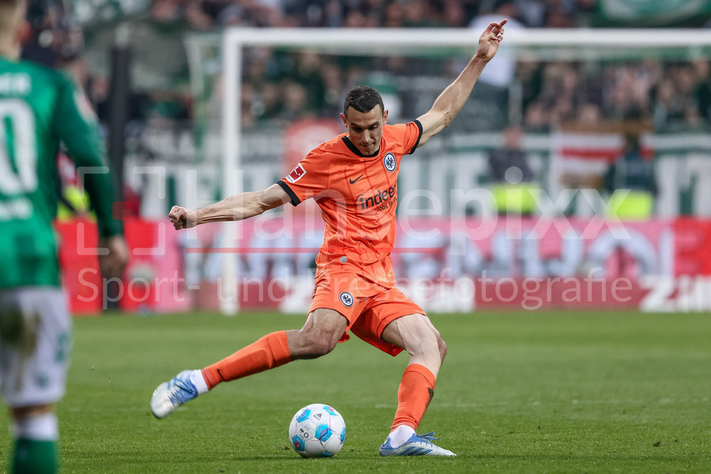 Fussball, Bundesliga, SV Werder Bremen - Eintracht Frankfurt | v.li.: Ellyes Skhiri (Eintracht Frankfurt, 15) am Ball, Einzelbild, Ganzkörper, Aktion, Action, Spielszene, DIE DFL-RICHTLINIEN UNTERSAGEN JEGLICHE NUTZUNG VON FOTOS ALS SEQUENZBILDER UND/ODER VIDEOÄHNLICHE FOTOSTRECKEN. DFL REGULATIONS PROHIBIT ANY USE OF PHOTOGRAPHS AS IMAGE SEQUENCES AND/OR QUASI-VIDEO.
