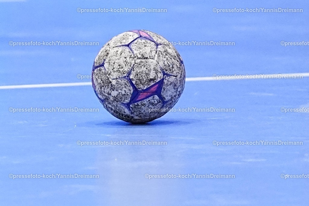 xYDRx04092501001 | 04.09.2025, xydrx, Handball, 1.HBL, VFL Gummersbach - TM Melsungen, Schwalbe-Arena: Spielball, feature, symbolbild,