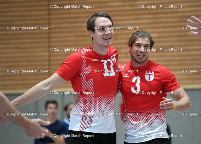 ulm | Volleyball Oberliga Herren 2020/21 am 27.09.2020 in Tuebingen (Turnhalle Geschwister Scholl-Schule Tuebingen)TSG Tübingen - TV HausenMoyan Oess (li) jubelt mit Spielertrainer Felix Bertsch (re, beide TSG Tuebingen)FOTO: ULMER Pressebildagentur / Moritz LissxxNOxMODELxRELEASExx