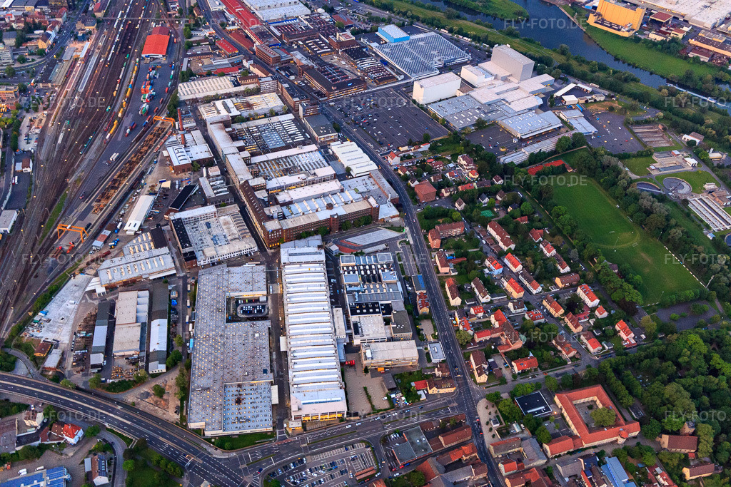 Luftbild: Industriegebiet Ernst-Sachs-Straße südlich der Bahn mit ZF Race Engineering GmbH, ZF Friedrichshafen AG, Werk Nord und Bosch Rexroth AG im Ortsteil Oberndorf in Schweinfurt im Bundesland Bayern in Deutschland. – Foto: IMG_099694.jpg vom 24.05.2017 durch Werner Riehm/FLY-FOTO.de – Auflösung des Originals: 5472 x 3648 px – ZF Race Engineering – Bosch Rexroth Global
