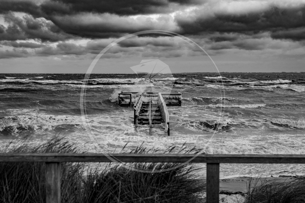 Rettiner Seebrücke im Sturm | CoBra Photography - Realisiert mit Pictrs.com