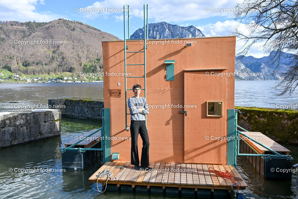 Gmunden_ Plateau Blo_ Raum am See_ 02.04.2024-1 | 02.04.2024, Gmunden, AUT, Plateau Blo, Raum am See, im Bild Simone Barlian auf der schwimmenden Sauna am Traunsee
