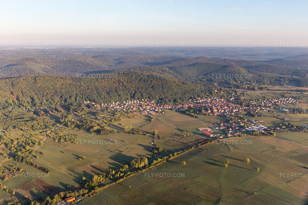 Aerial view: View of the town in Neuwiller-lès-Saverne in the state Bas-Rhin, France.Photo: IMG_111648.jpg taken on 09/16/2018 by Werner Riehm/FLY-FOTO.comResolution of the original: 4411 x 2941 px