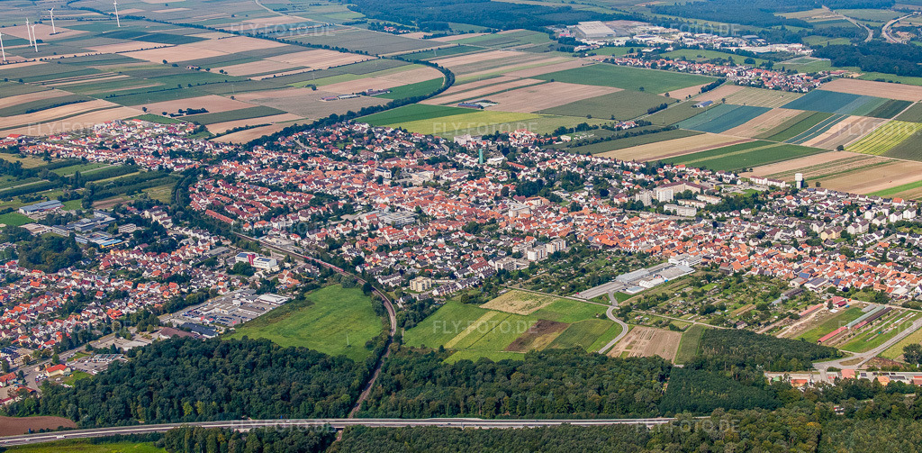 Luftbild: Stadtansicht von Südosten in Kandel im Bundesland Rheinland-Pfalz in Deutschland. Foto: IMG_33489-Bearbeitet.jpg vom 05.09.2010 durch Werner Riehm/FLY-FOTO.deAuflösung des Originals: 5539 x 2723 px