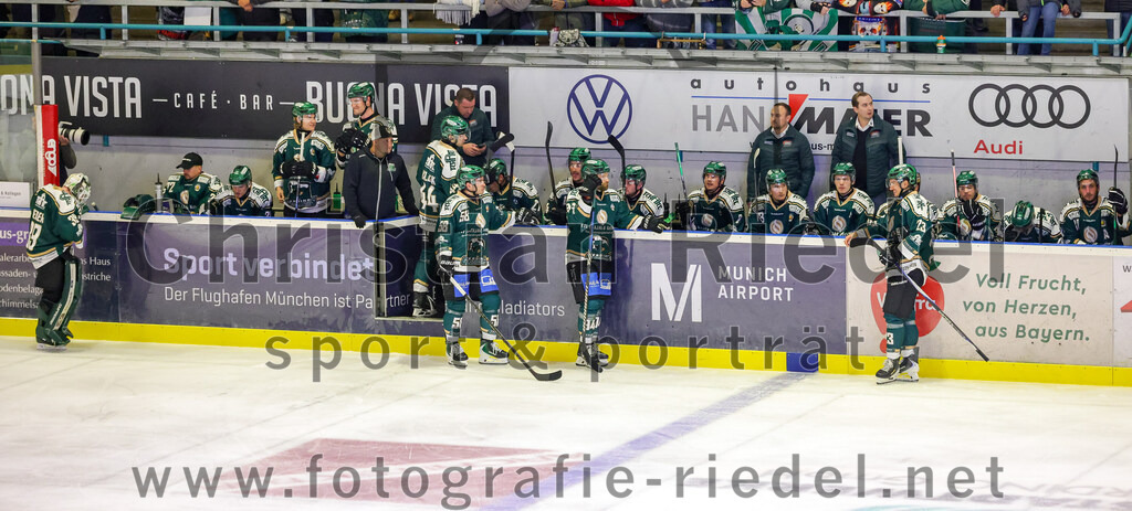 2025-09-26_102_TSV_Erding_gegen_SC_Riessersee | Erding, Deutschland, 26.09.2025:Eishockey, Oberliga Süd 2025 / 2026, 3. Spieltag, TSV Erding gegen SC Riessersee, Endergebnis: 3:5Torwart Leon Meder (Erding Gladiators, #39), Torwart David Zabolotny (Erding Gladiators, #72), Elia Ostwald (Erding Gladiators, #17), Paul Wallek (Erding Gladiators, #44), Paul Pfenninger (Erding Gladiators, #58), Co-Trainer Maximilian Helling (Erding Gladiators), Teamchef Dominik Quinlan (Erding Gladiators), Lukas Gaus (Erding Gladiators, #23)Foto: Christian Riedel / fotografie-riedel.net