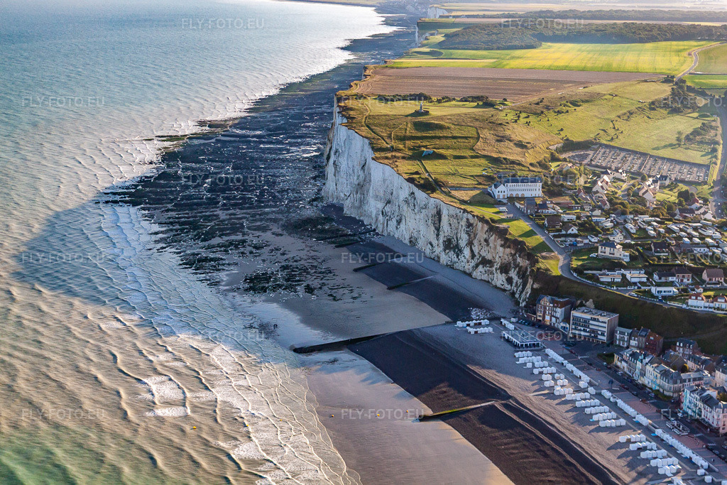 Vue aérienne: Falaises à Mers-les-Bains dans le département Somme, France. Photo: IMG_70802.jpg prise le 24/08/2014 par Werner Riehm/FLY-FOTO.eu – Résolution de l'original: 4752 x 3168 px