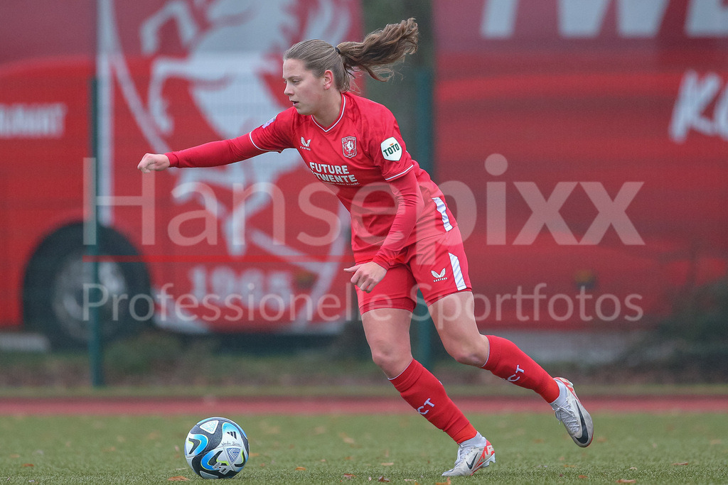 Fussball, Testspiel Frauen, SV Werder Bremen - FC Twente Enschede | v.li.: Sophie te Brake (FC Twente Vrouwen, 18) am Ball, Freisteller, Einzelbild, Ganzkörper, Aktion, Action, Spielszene