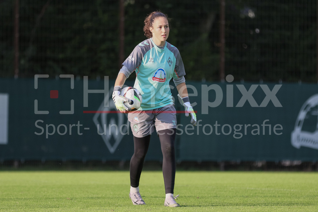 Fussball, Google Pixel Frauen-Bundesliga, Training SV Werder Bremen | v.li.: Livia Peng (Torhüterin, Torwart, SV Werder Bremen, 1) am Ball, Freisteller, Einzelbild, Ganzkörper, Aktion, Action, Spielszene