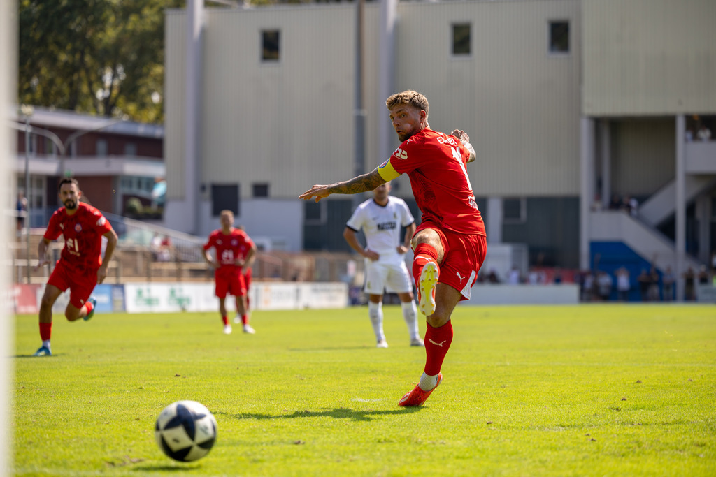 Fußball Regionalliga Südwest 2026/27, 2. Spieltag: VfR Mannheim gegen Eintracht Trier | Fußball Regionalliga Südwest 2026/27, 2. Spieltag: VfR Mannheim gegen Eintracht Trier***Alexander Esswein trifft per Foulelfmeter zum 1:1-Ausgleich für den VfR - Realisiert mit Pictrs.com