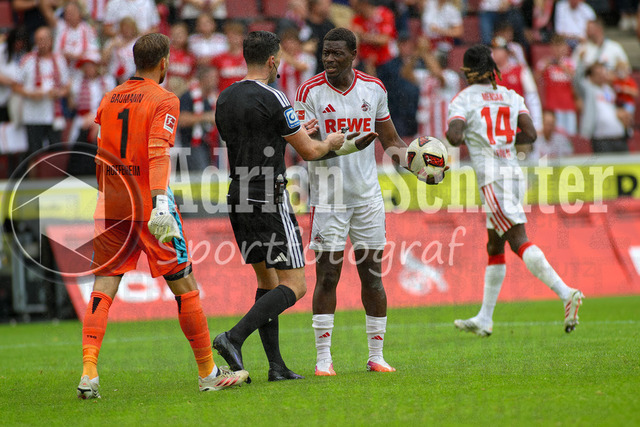 29.08.2026, GER, Fussball, Herren, Bundesliga , 1. Bundesliga, Saison 2026/2027, 1. FC Köln - TSG 1899 Hoffenheim | Oliver Baumann (TSG), Schiedsrichter Florian Badstübner Ragnar Ache (KOE) gestikulieren nach Foulspiel