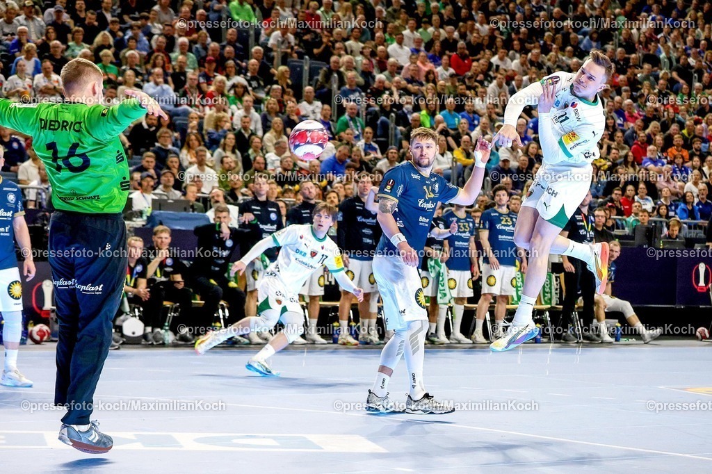 xSSCx19042602020 | 19.04.2026, xsscx, Handball, DHB-Pokal Lidl Final4, Finale, Füchse Berlin - Bergischer HC, Saison 2025 / 2026 Herren, Lanxess Arena, Köln: Lasse Andersson (Füchse Berlin #11) beim Wurf gegen Lukas Diedrich (Bergischer HC #16) Photo: xSandraxScherningxPressefotoKochx