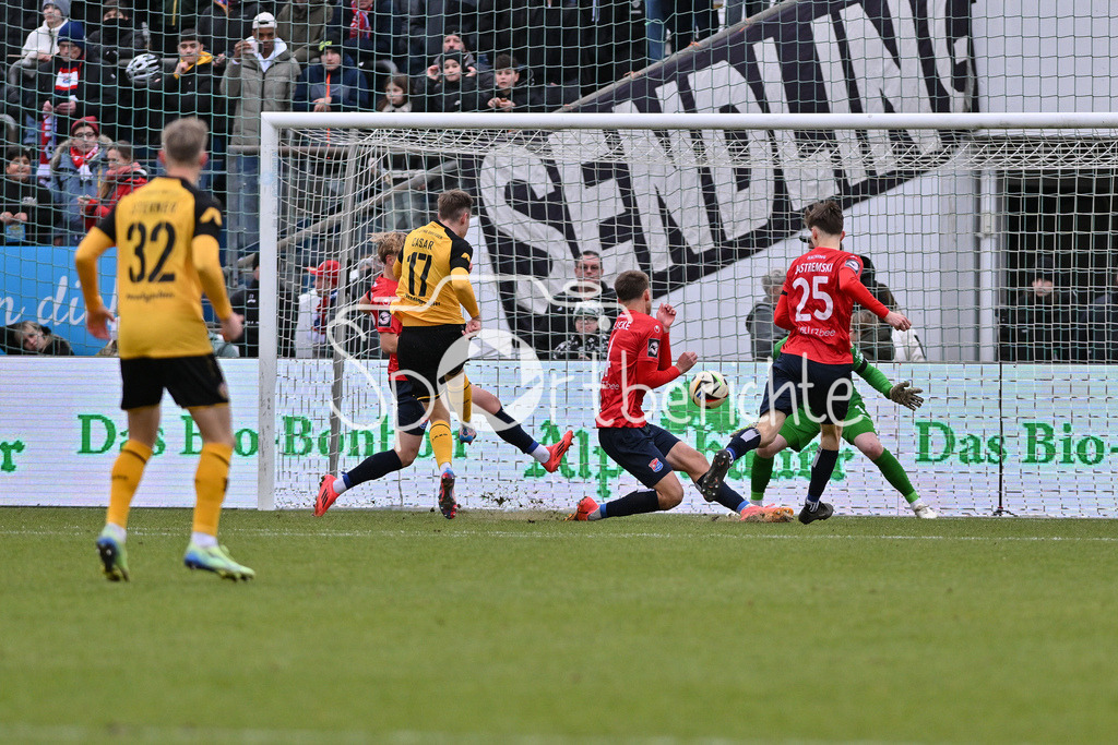 SpVgg Unterhaching - Dynamo Dresden | Torschuss von Aljaz CASAR (Dynamo Dresden 17) kurz vor derm 0-1 / 3. Liga: SpVgg Unterhaching - Dynamo Dresden, Uhlsportpark am 21.12.2024