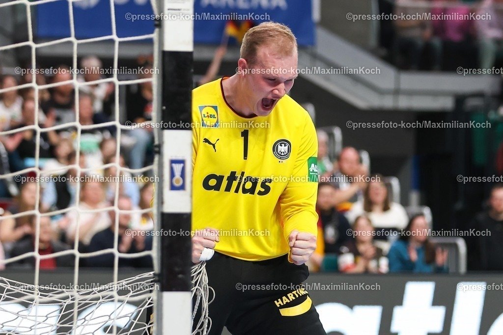 xKWIx22032601034 | 22.03.2026, Handball, Länderspiel Herren, Deutschland - Ägypten, ÖVB-Arena Bremen:  David Späth (Germany #01) jubelt und schreit xKamilxWilkowskixPressefotoKochx