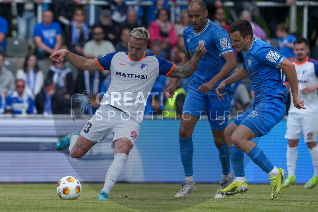Fußball, Herren, Saison 2024/2025, Finaltag der Amateure 2025, Landespokal Brandenburg, Finale, VfB 1921 Krieschow vs. RSV Eintracht 1949, Samstag 24.05.2025, Volksparkstadion Neuruppin, | Fußball, Herren, Saison 2024/2025, Finaltag der Amateure 2025, Landespokal Brandenburg, Finale, VfB 1921 Krieschow vs. RSV Eintracht 1949, Samstag 24.05.2025, Volksparkstadion Neuruppin, Im Bild: Martin Zurawsky (l. Krieschow), Louis Samson (m. RSV) und Caio Mazzo Nogueira (r. RSV) - Realisiert mit Pictrs.com
