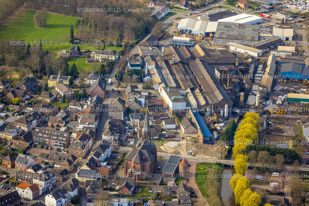 Isselburg240313739 | Luftbild, Werksgelände Isselguß GmbH Gießereierzeugnisse, St. Bartholomäus Kirche mit Pfarrzentrum und Stadtturm am Fluss Issel, Wohngebiet Innenstadt,  Isselburg, Nordrhein-Westfalen, Deutschland