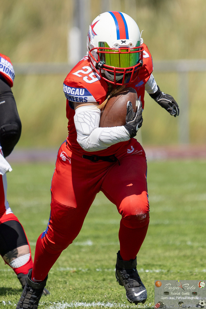 GFLW 1: German Football League Women 1: Rodgau Pioneers Ladies - Stuttgart Scorpions Sisters, 07.06.2026 | Alena Lins (Rodgau Pioneers Ladies #29) läuft den Ball, Rodgau Pioneers Ladies - Stuttgart Scorpions Sisters, Rodgau, Maingau-Energie-Stadion "Am Weichsee", 7.6.2026 - Realisiert mit Pictrs.com