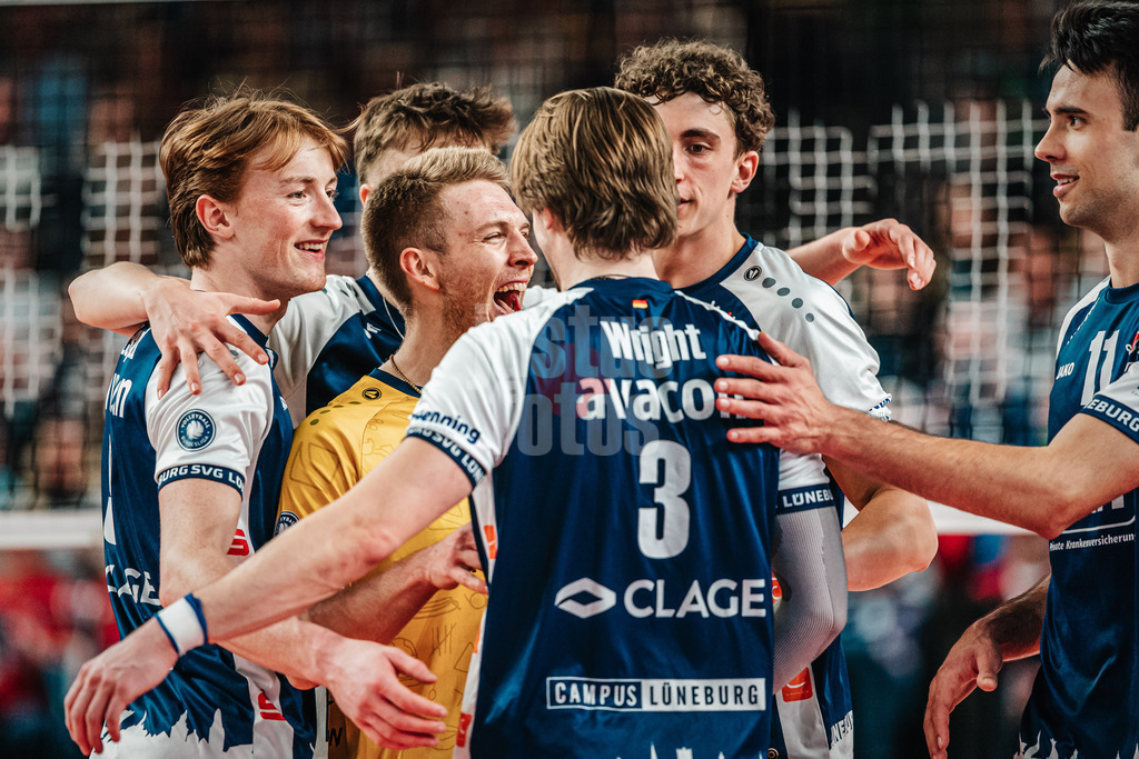 Volleyball | Herren | Saison 2024/2025 | 1. Volleyball Bundesliga Männer | Halbfinale | SVG Lüneburg vs. VfB Friedrichshafen | 05.04.2025 | SVG Lüneburg jubelt, in der Mitte Gage Thomas Worsley (#6, SVG Lüneburg)