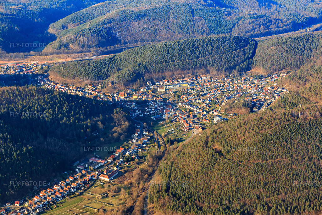 Luftbild: Ortsansicht in Hinterweidenthal im Bundesland Rheinland-Pfalz in Deutschland. Foto: IMG_086772.jpg vom 26.03.2016 durch Werner Riehm/FLY-FOTO.de
