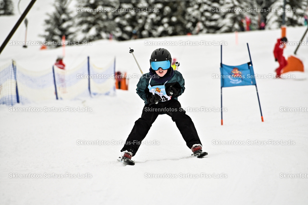 SRF_20.02.2026_0793 | Skirennfotos,Serfaus,Fiss,Ladis,Kinderskirennen,Winter,Tirol,Oberland,skirace,SFL,feelfree,weil wir's genießen,ski,Ski,skifahren,Sonnenplateau, - Realisiert mit Pictrs.com
