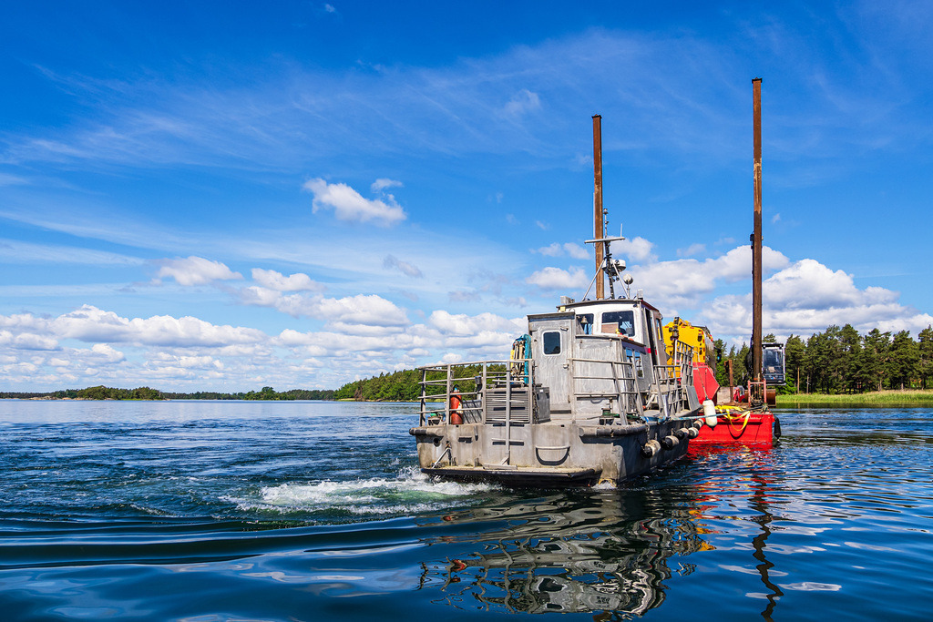 Ostseeküste mit Bauschiff vor der Insel Hasselö in Schweden | Ostseeküste mit Bauschiff vor der Insel Hasselö in Schweden.