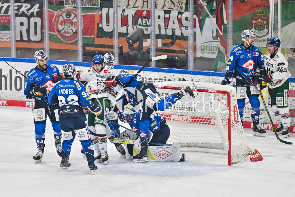 Dresdener Eislöwen - Augsburger Panther | Vor dem Tor von Julius HUDACEK (Eislöwen Dresden 35) reisst Sebastian GORICK (Eislöwen Dresden 47) Tim WOHLGEMUTH (Augsburger Panther 33) zu Boden / Gerangel / DEL: Dresdener Eislöwen - Augsburger Panther; Joynext-Arena am 05.10.2025