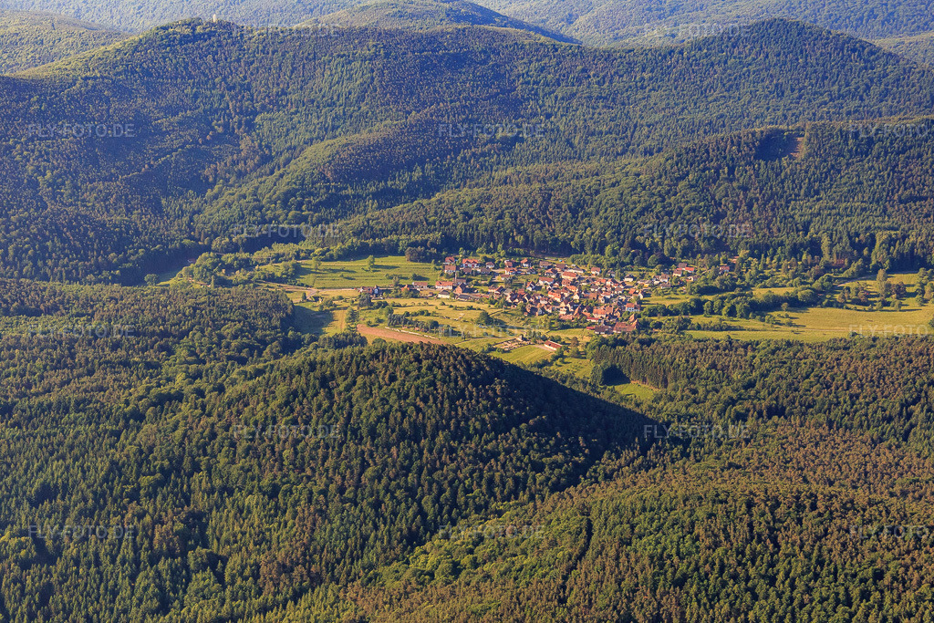 Luftbild: Dorfansicht im Pfälzerwald aus Norden in Birkenhördt im Bundesland Rheinland-Pfalz in Deutschland. Foto: IMG_080043.jpg vom 05.06.2015 durch Werner Riehm/FLY-FOTO.de