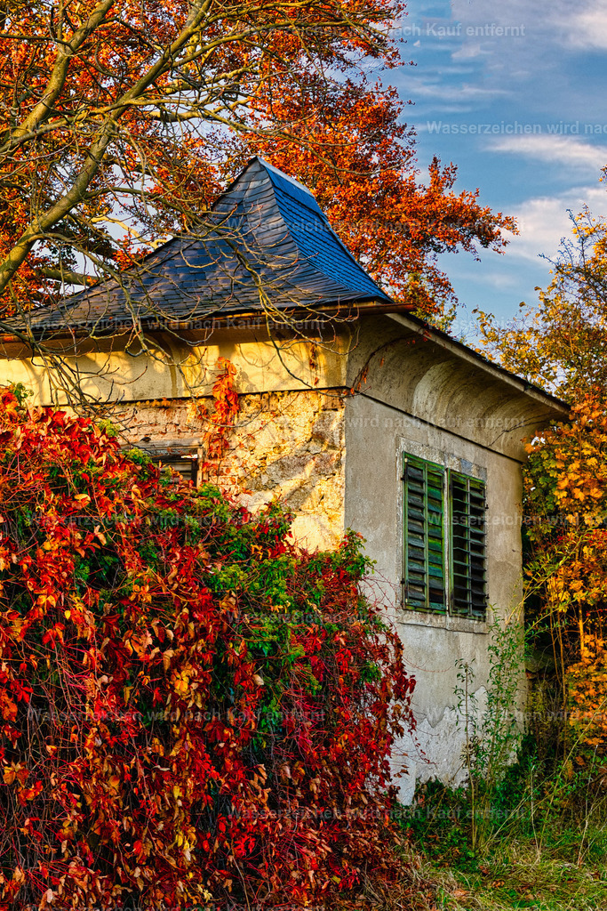 Herrnhut - historische Gartenhäuser mit Herbststimmung | Historische barocke Herrnhuter Gartenhäuser mit liebevollen Details und zeittypischer Architektur – ein stimmungsvolles Zeugnis der Garten- und Baukultur. Herrnhut ist eine Stadt im sächsischen Landkreis Görlitz in der Oberlausitz. Zentral zwischen den Städten Löbau und Zittau gelegen, ist sie als Gründungsort der Herrnhuter Brüdergemeine, durch die Produktion der Herrnhuter Sterne und internationale Missionsarbeit bekannt. - Realisiert mit Pictrs.com