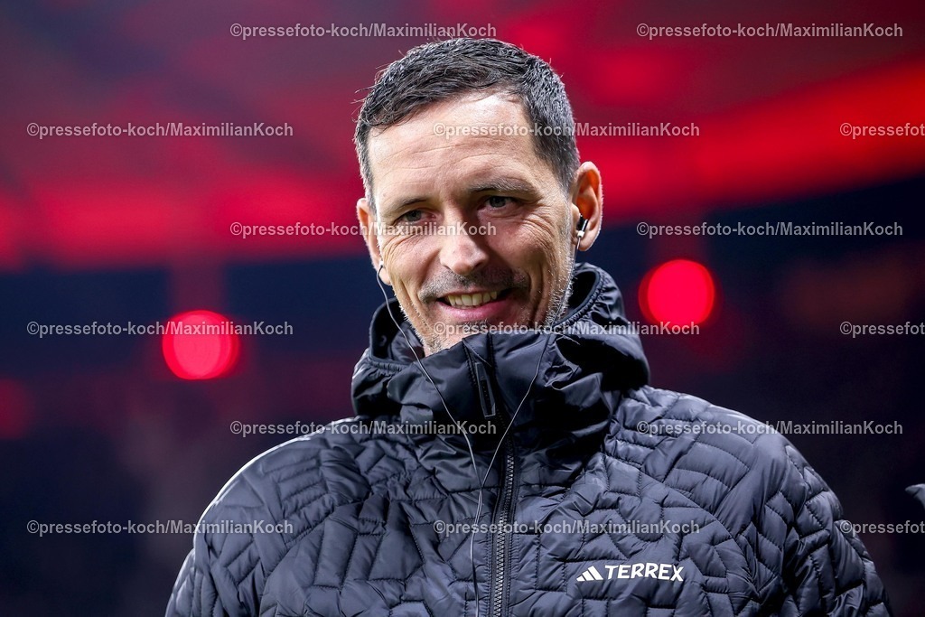 SGE30112501017 | 30.11.2025, Fußball, Eintracht Frankfurt - VfL Wolfsburg, 1. Fußball Bundesliga, 12. Spieltag, Deutsche-Bank-Park (Frankfurt am Main), Saison 2025 2026: Cheftrainer Dino Toppmöller (Eintracht Frankfurt #hc) vor dem Spiel  DFB Regulations prohibit any use of photographs as image sequences and or quasi-video.