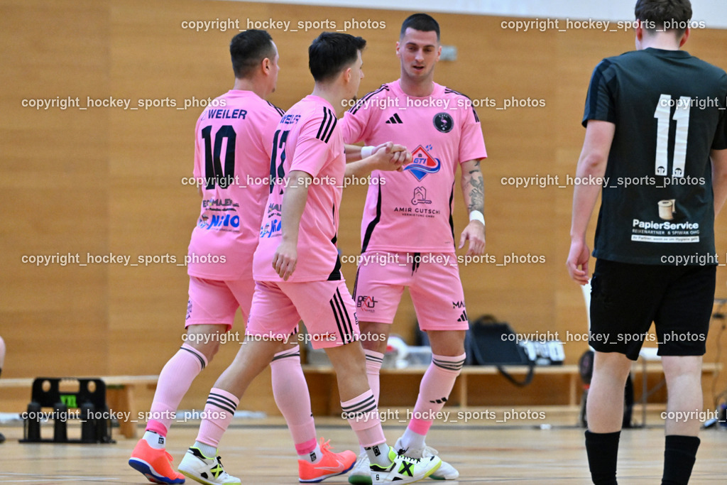 Carinthia Flamengo Futsal Club vs. Dynamo Triestingtal | Jubel Carinthia Flamengo Mannschaft, #10 Nives Ducanovic Carinthia Flamengo, #17 Hasan Kupinic Carinthia Flamengo, #24 Zoran Vukovic Carinthia Flamengo, #11 Christopher Klauser Dynamo Triestingtal, Carinthia Flamengo Futsal Club vs. Dynamo Triestingtal, Carinthia Flamengo Futsal Club vs. Dynamo Triestingtal am 29.12.2024 in Villach (Ballspielhalle St. Martin), Austria, (Photo by Bernd Stefan)