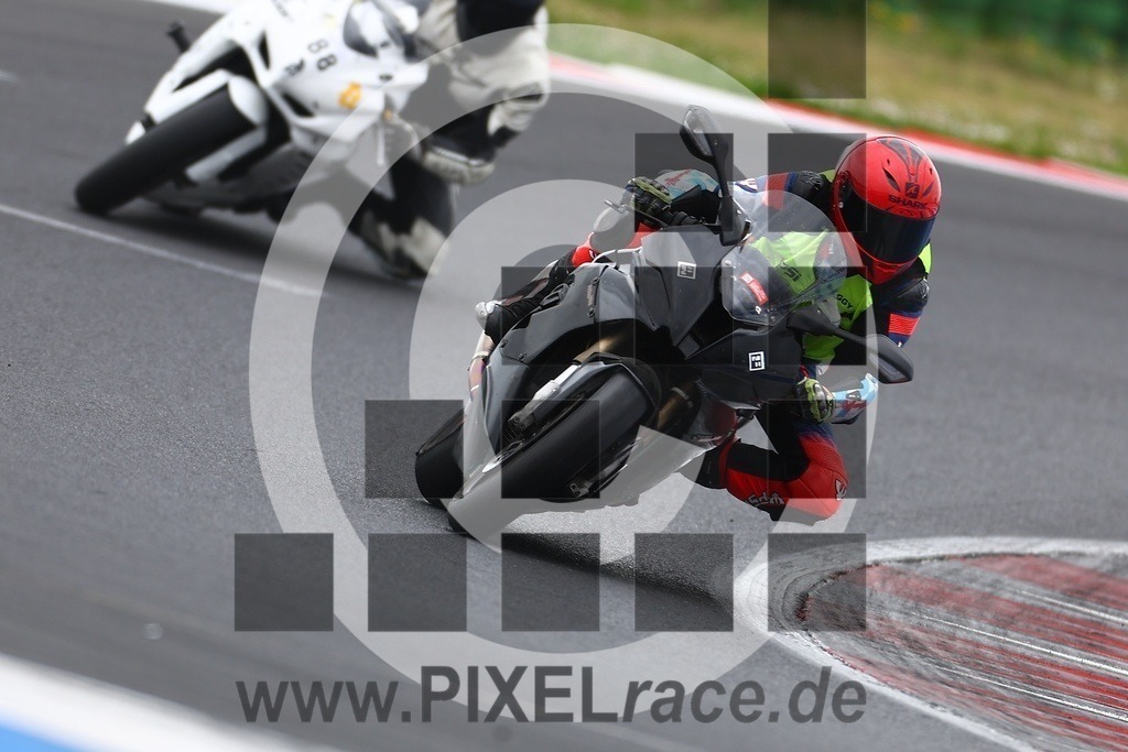 inst-20260402_01893 | Schöne Erinnerungen an spannende Momente - das festzuhalten ist unser Job. PIXELrace.de ist seit 2003 auf den Rennstrecken Europas unterwegs um die Action draußen beim Fahren und die wunderbare Stimmung imm Fahrerlager für euch einzufangen.