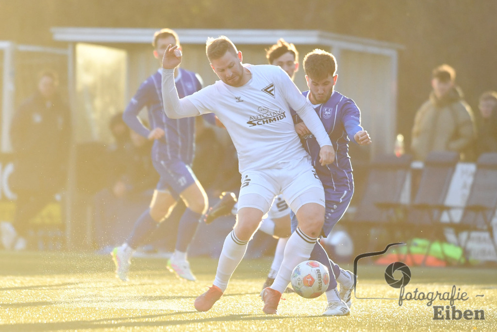 FC Rastede-WSC Frisia | Herren Bezirksliga 2; FC Rastede (blau)-WSC Frisia Wilhelmshaven (weiß) am 30.11.2025 in Rastede (Sportanlage Köttersweg); Photo: Philip Eiben 2025 - Realisiert mit Pictrs.com