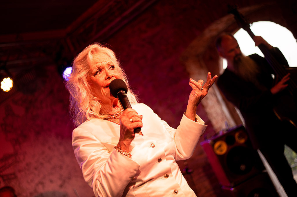 Konzert Dorit Gäbler | Dorit Gäbler im Forte Belvedere Leisnig zum Festival Hallo Leisnig 2022. - Realisiert mit Pictrs.com