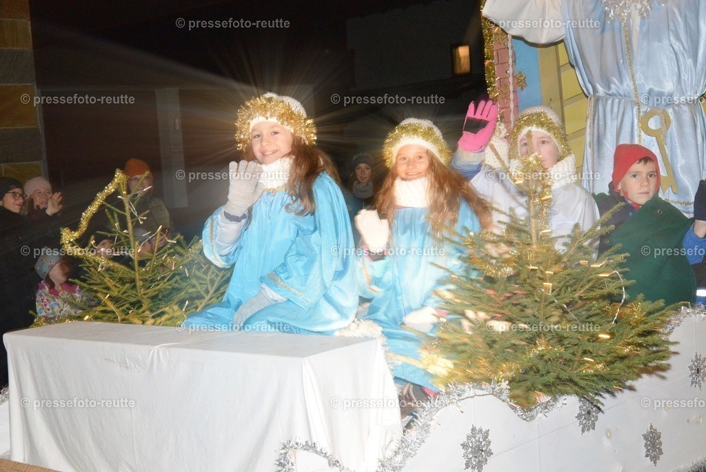 -news-2022-Dez05-Nikolo-Einzug-Lechaschau-WTV_6215 | Info aus dem Bezirk Reutte/Ausserfern Tirol sowie eine umfangreiche Bilddatenbank über die gesamte Region: Lechtal, Talkessel Reutte, Tannheimertal, Zwischentoren. Lech, Plansee, Zugspitze, Grenztunnel, B179, Fernpassstraße, Verkehr, Lawinen, Tradition, - Realisiert mit Pictrs.com