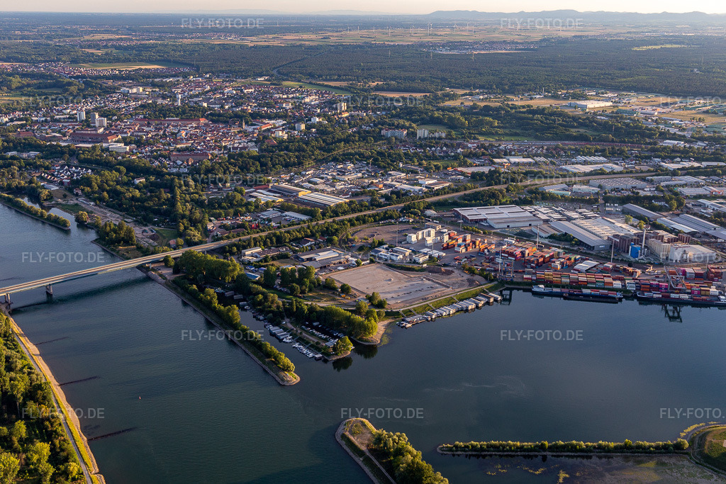Luftbild: B35-Rheinbrücke und Rheinhafen Germersheim in Germersheim im Bundesland Rheinland-Pfalz in Deutschland. Foto: IMG_133539.jpg vom 12.07.2022 durch Werner Riehm/FLY-FOTO.deStadt Germersheim