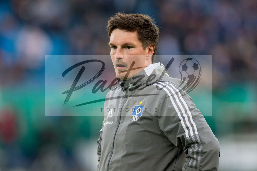 HSVSCF20220419_260 | Fussball, Herren: Co-Trainer Merlin Polzin (Hamburger SV) schaut beim DFB-Pokal-Halbfinalspiel zwischen Hamburger SV und SC Freiburg im Volksparkstadion am 19.04.2022 in Hamburg, Deutschland.DFB / DFL REGULATIONS PROHIBIT ANY USE OF PHOTOGRAPHS AS IMAGE SEQUENCES AND/OR QUASI-VIDEO. - Realisiert mit Pictrs.com