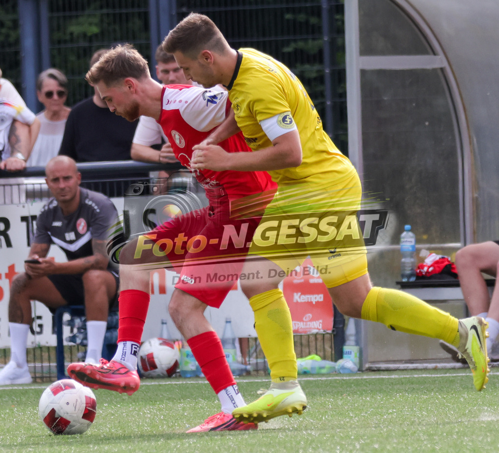 FC RW Kirchlengern - SuS Bad Westernkotten | Auf dem Bild zu sehen: Rot FC RW Kirchlengern: Levin Güzelel ; gelb SuS Bad Westernkotten: Lukas Traufetter FC RW Kirchlengern, SuS Bad Westernkotten, Saison 26/27, Westfalenliga, Kirchlengern, Deutschland - Realisiert mit Pictrs.com