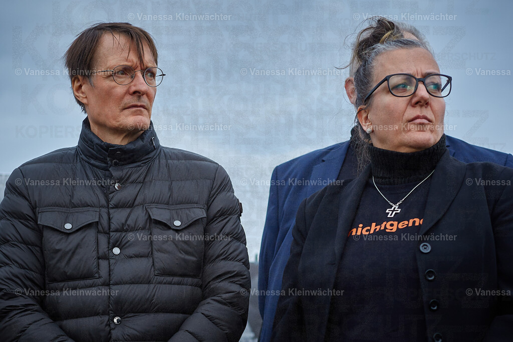 #NichtGenesen am Bundestag zum International LongCovid Awareness Day 2024 | Mit Fotos von arbeitsunfähigen Betroffenen fordert die Initiative #NichtGenesen anlässlich des International LongCovid Awareness Day am 15.03.2024 vor dem Reichstag mehr Geld für Forschung und soziale Absicherung. Bundesgesundheitsminister Karl Lauterbach und weitere MdBs sprechen mit den Demonstrant*innen. - Realisiert mit Pictrs.com