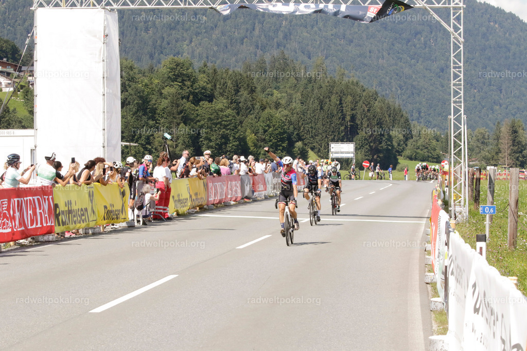 1058_20230817_Bewerb_Maenner_Muehlanger | AUT - OESTERREICH, 2023-08-16: SPORT RENNRAD-FAHREN - 55. INTERNATIONALER RADWELTPOKAL IN ST. JOHANN IN TIROL  - Vintage-Radrennen mit WM-Bronze-Medaillen-Siegerin Christina Schweinberger, den Teilnehmer und Alexander Baumann (vom Orginastions-Team) - TAG 2 BEWERB MAENNER IN SECHS GRUPPEN  ; Foto: Roland Muehlanger