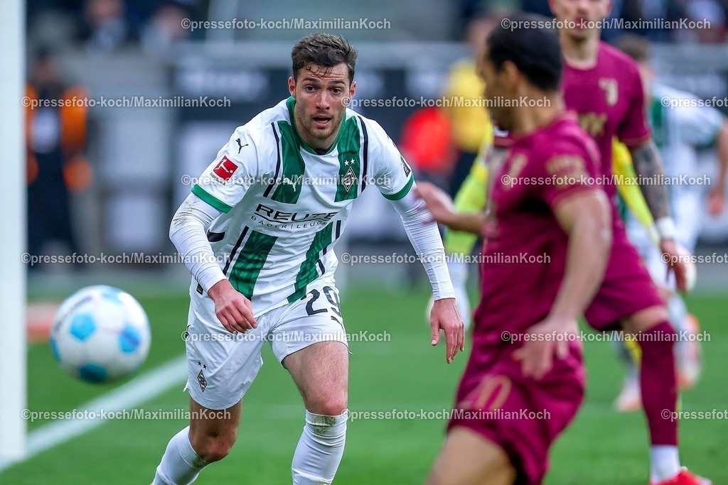 BMG21022501062 | 22.02.2025, Fußball, Borussia Mönchengladbach - FC Augsburg, 1. Fußball Bundesliga, Borussia-Park, Saison 2024 2025: Joe Scally (Mönchengl. #29) schaut Marius Wolf (FC Augsburg #11) hinterherDFB regulations prohibit any use of photographs as image sequences and or quasi-video.