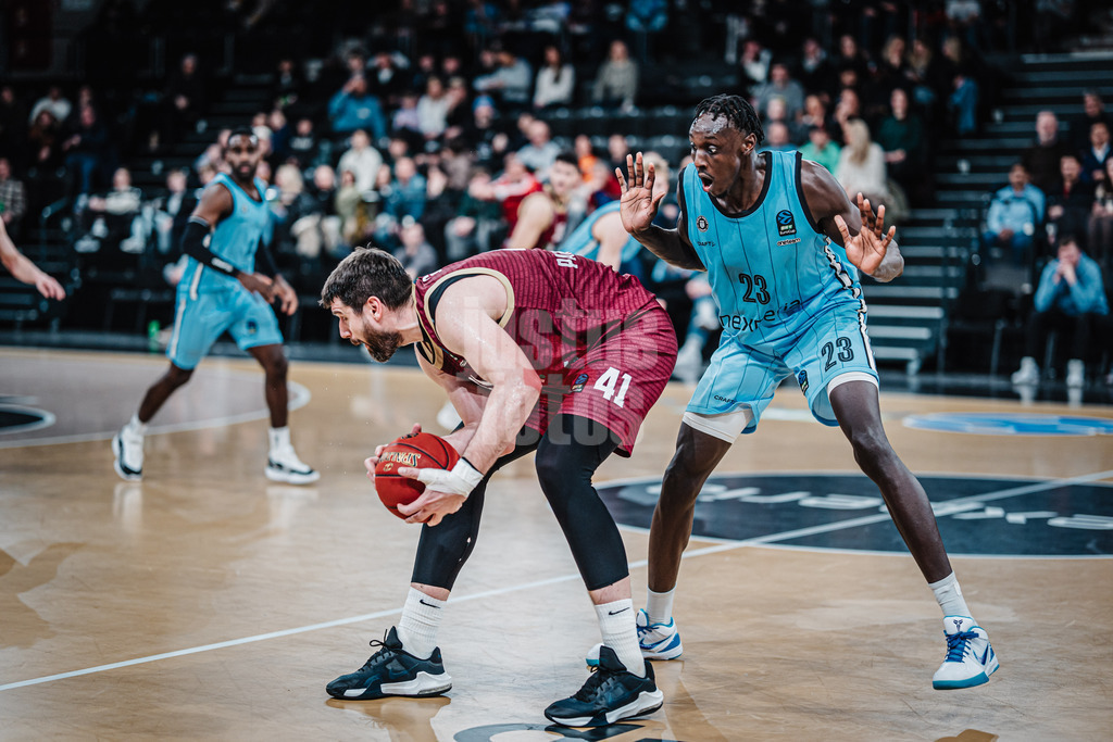 Basketball | Männer | Saison 2024/2025 | BKT EuroCup | Veolia Towers Hamburg vs. 7Bet-Lietkabelis Panevezys | 21.01.2025 | v.l. Dorde Gagic (#41, BC 7Bet-Lietkabelis Panevezys) gegen Kur Kuath (#23, Veolia Towers Hamburg)