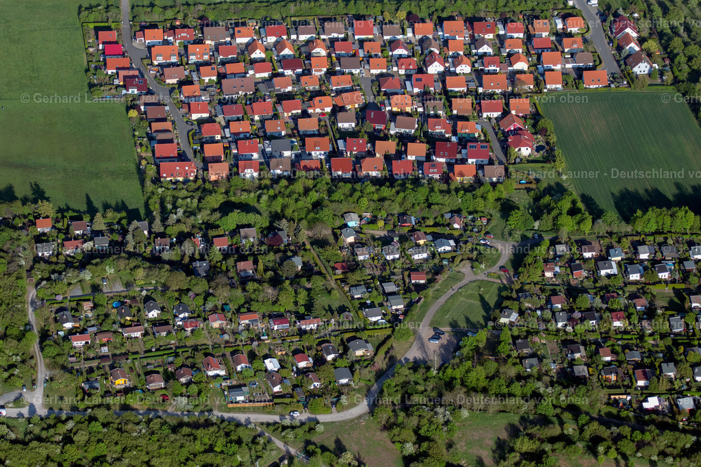 4026085 | ERFURT 06.05.2020 Parzellen von Kleingartenanlagen und Bungalowsiedlung an der Stotternheimer Straße im Ortsteil Hohenwinden in Erfurt im Bundesland Thüringen, Deutschland. // Allotment gardens and cottage settlement on Stotternheimer Strasse in the district Hohenwinden in Erfurt in the state Thuringia, Germany. Foto: Gerhard Launer