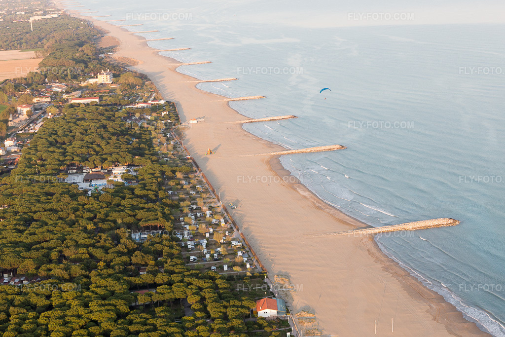 Aerial view: View of the town in Ca' Pasquali in the state Veneto, Italy. – Photo: IMG_098297.jpg taken on 04/03/2017 by Werner Riehm/FLY-FOTO.com – Resolution of the original: 5472 x 3648 px
