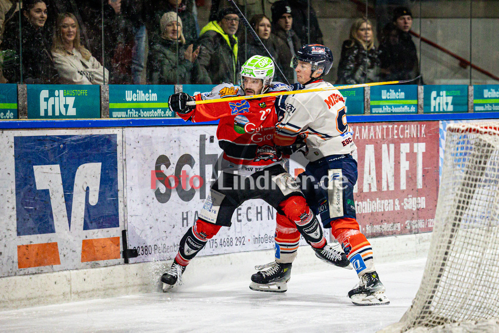TSV Peißenberg MINERS gegen ESC Kempten SHARKS | Eishockey Bayernliga Herren Pre-Playoffs 2024/25, TSV Peißenberg MINERS gegen ESC Kempten SHARKS, 20250131,Check an der Bande,2025-01-31 in Peißenberg (Eisstadion Peißenberg)Dejan VOGL (MINERS 23), Christopher MITCHELL (SHARKS 94)Copyright: WolfgangxLindner foto-lindner.de
