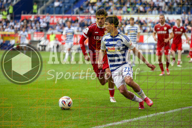 MSV Duisburg vs VfB Stuttgart II - 3. Liga | Duisburg, Deutschland, 02.08.25:   Leny Romo Meyer (VfB Stuttgart II) und Jan-Simon Symalla (MSV Duisburg) im Kampf um den Ball waehrend des Spiels der 3. Liga MSV Duisburg vs VfB Stuttgart II in der schauinsland-reisen-arena(Foto von Brauer-Fotoagentur / Adrian Schlueter)