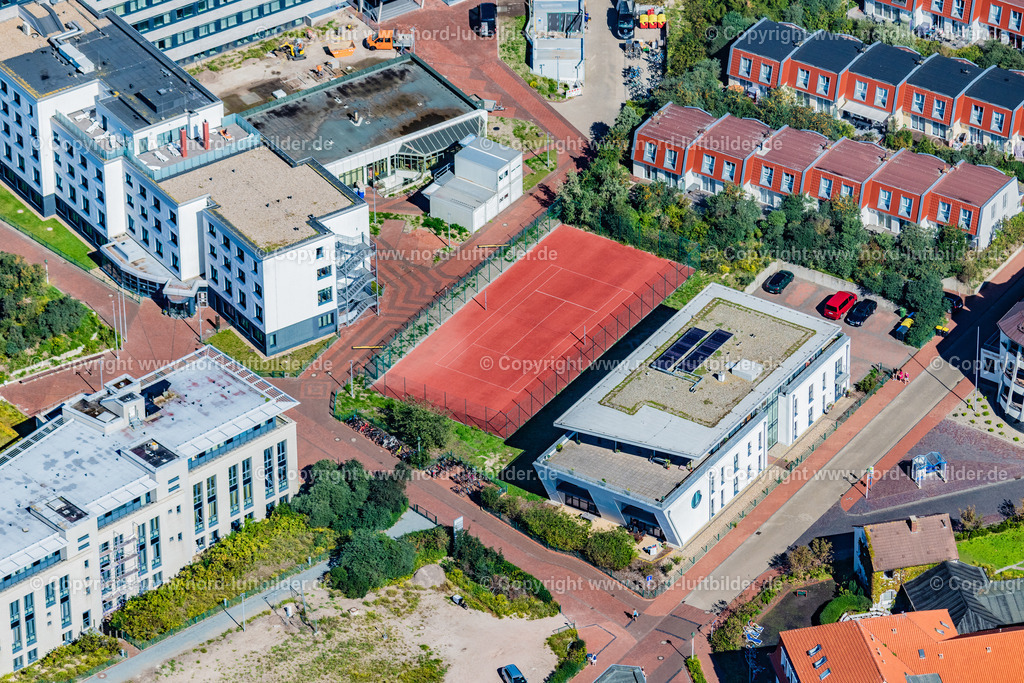 Norderney_Knyphausenstrasse_ELS_7240050923 | NORDERNEY 05.09.2023 Ferienhaus Anlage mit Tennisplatz in der Knyphauserstraße auf der Insel Norderney im Bundesland Niedersachsen, Deutschland. // Holiday home complex with tennis court on Knyphauserstrasse on the island of Norderney in the state Lower Saxony, Germany. Foto: Martin Elsen