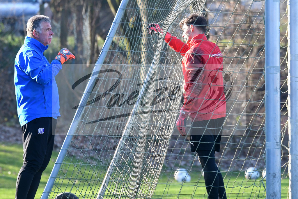 20200207_TRAOSN_0116 | Fußball, Herren: Torwart-Trainer Rolf Meyer (VfL Osnabrueck) und Torhueter Nils Koerber (VfL Osnabrueck) unterhalten sich waehrend der Trainingseinheit des VfL Osnabrueck im Sportpark Illoshoehe am 07.02.2020 in Osnabrueck, Deutschland. - Realisiert mit Pictrs.com