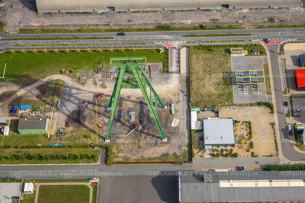 Dinslaken250904094 | Luftbild, Bergpark Lohberg Kreativquartier, ehemaliges Zechengelände und Landschaftsgestaltung, Förderturm, Oberlohberg, Dinslaken, Ruhrgebiet, Nordrhein-Westfalen, Deutschland